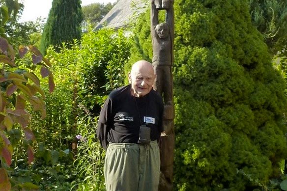 Jiří Soukup před totemem prof. Haise